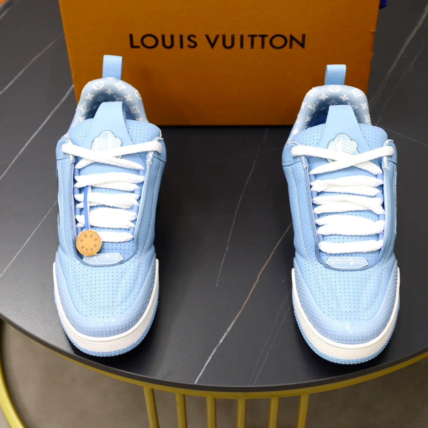 Ex-factory price: 860💰LV Couple👫Louis Vuitton TRAINER sneakers classic Louis Vuitton men's artistic director Virgil Abloh picked inspiration to create this LV Trainer sneaker. Yingze crystal inlays present a colorful effect. VS can be matched with two gorgeous effect colors. The LV letter logo badge on the tongue is gorgeous and noble. The LV letter is decorated on the side. The outsole is decorated with a Monogram flower pattern. It shows the trend of elegance and nobility! Men's and women's models: 35-46